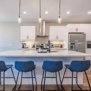 https://modern-3bdr-3-bath-garage-backyard-theater.niagara-fallshotels.com